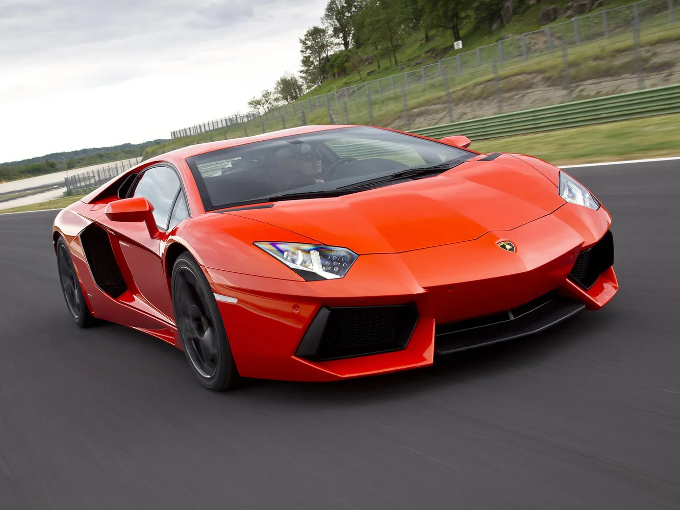 Фото автомобиля Lamborghini Aventador I для подбора размеров колес, шин и дисков