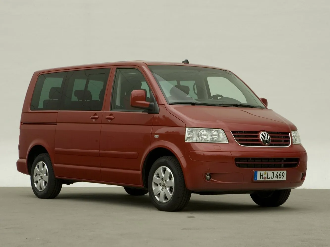 Фото автомобиля Volkswagen Multivan T5 для подбора размеров колес, шин и дисков