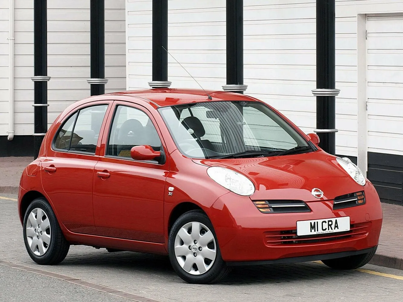 Фото автомобиля Nissan March III (K12) 1.2 AT (108 Л.с.) — заводские размеры шин, ширина дисков, вылет ET и давление в колесах
