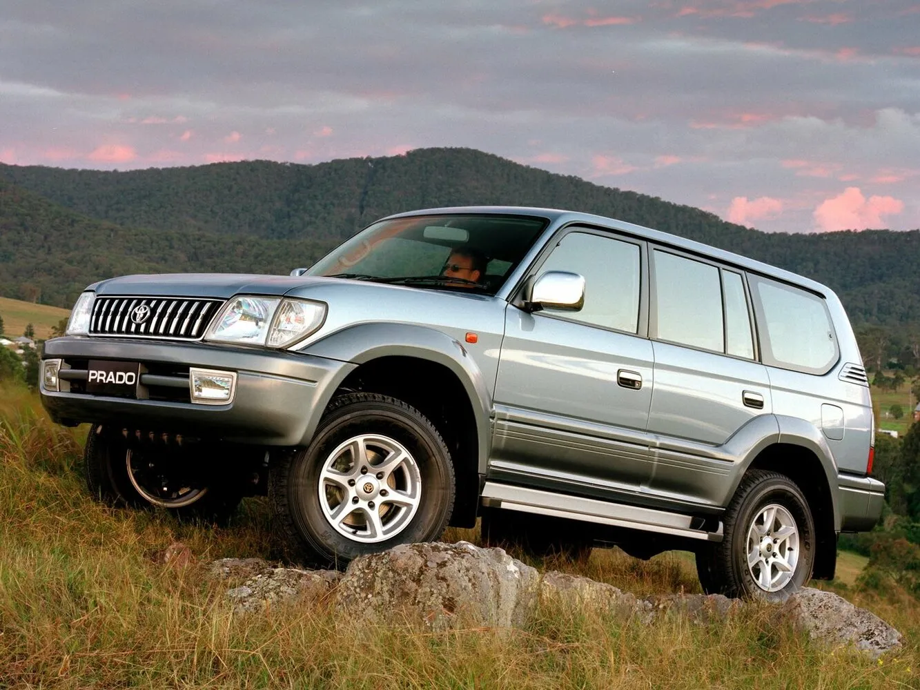 Фото автомобиля Toyota Land Cruiser Prado 90 Series Рестайлинг для подбора размеров колес, шин и дисков