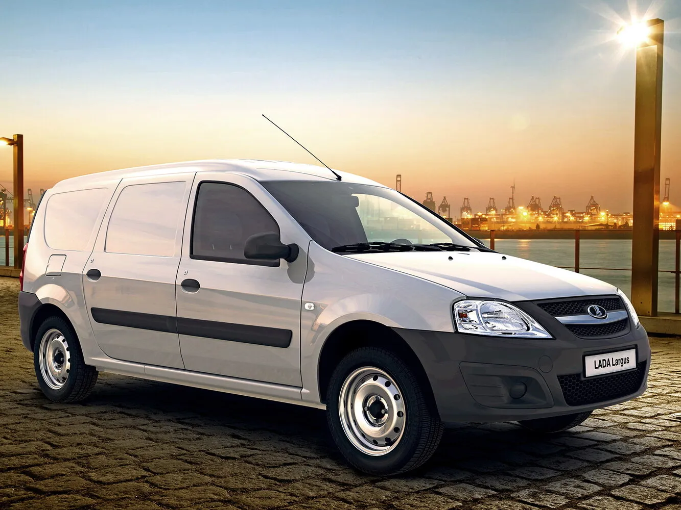 Фото автомобиля Lada (ВАЗ) Largus I 1.6 MT (105 Л.с.) — заводские размеры шин, ширина дисков, вылет ET и давление в колесах