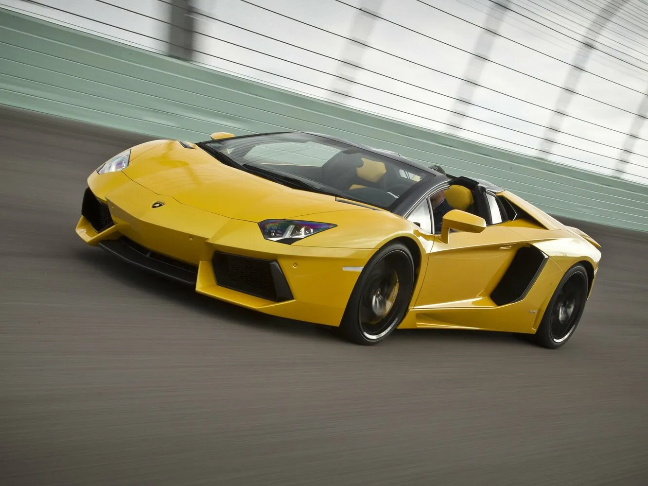 Фото автомобиля Lamborghini Aventador I LP700-4 6.5 AMT (700 л.с.) 4WD — заводские размеры шин, ширина дисков, вылет ET и давление в колесах