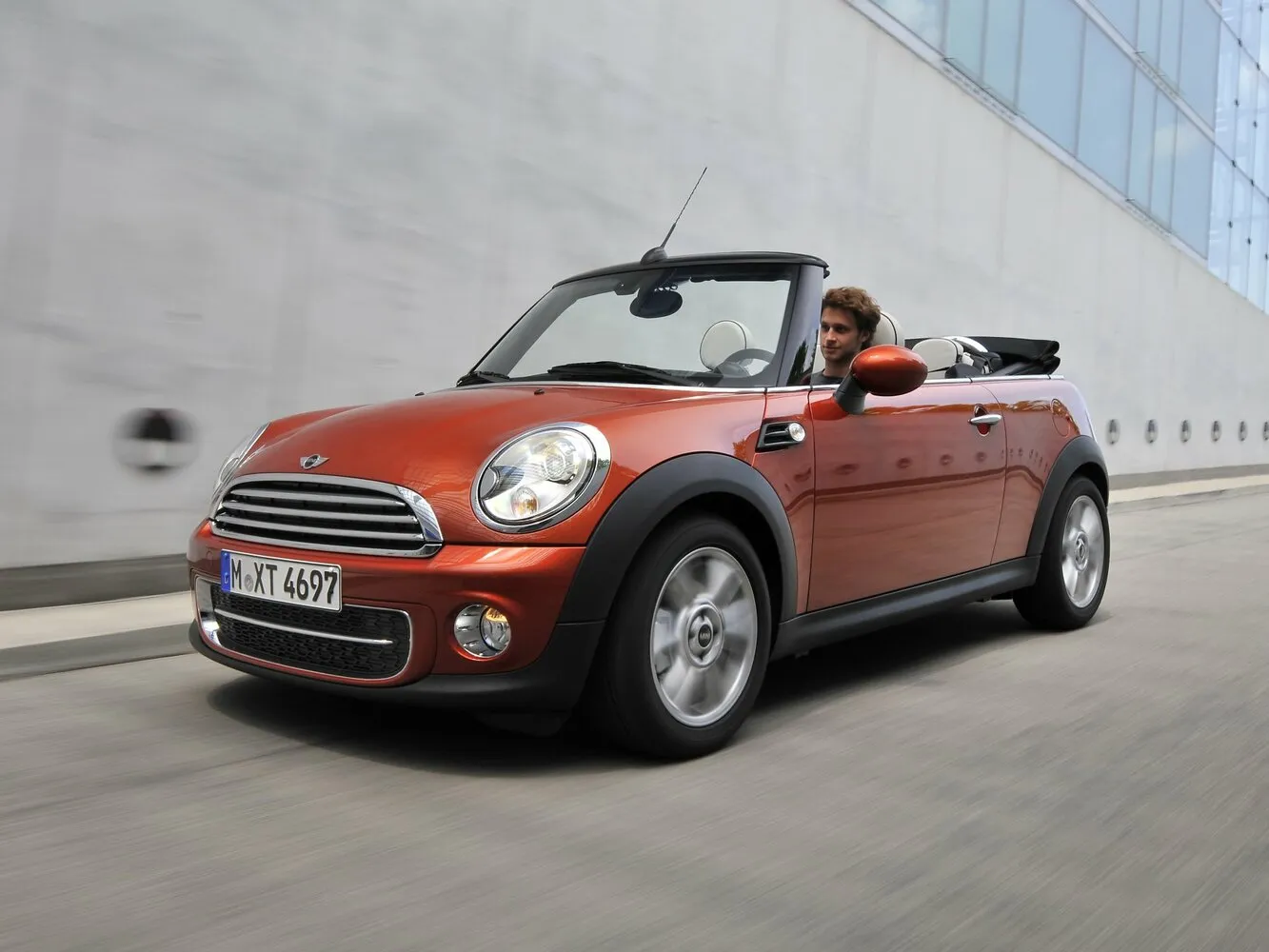 Фото автомобиля Mini Cabrio II Рестайлинг One 1.6 MT (98 Л.с.) — заводские размеры шин, ширина дисков, вылет ET и давление в колесах